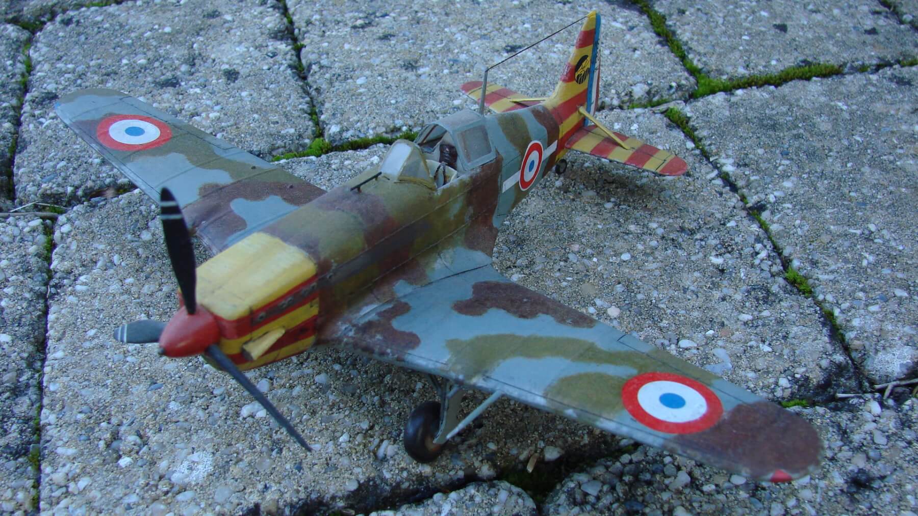 Modèle Avion 1:72 Morane-Saulnier MS.406 Chasseur Français WWII - Alliage Moulé - Pour Collection Et Décoration - Avec Présentoir